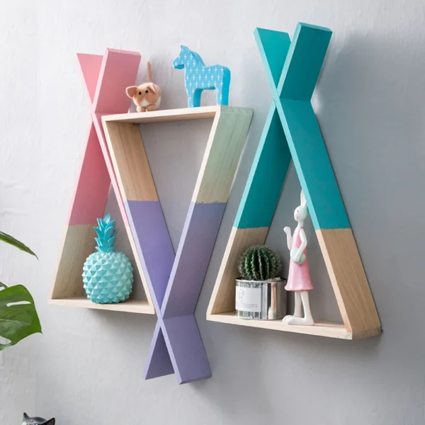 Étagère triangulaire en bois
