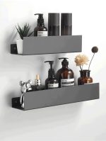 Étagère murale aluminium avec objets décoratifs