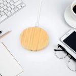 chargeur design en bois naturel